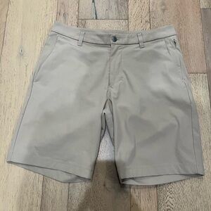 Lululemon trench commission classic fit men’s short 9”